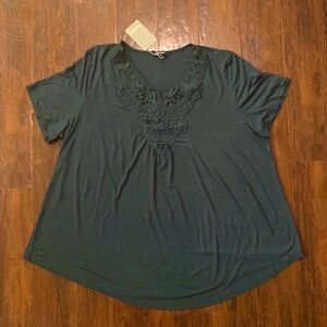 NWT Tralilbee Emerald Short Sleeve Lace Neckline Detail Top Size 3X